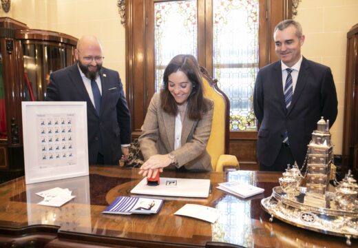 O Concello promove a creación do primeiro selo de correos en homenaxe a María Casares